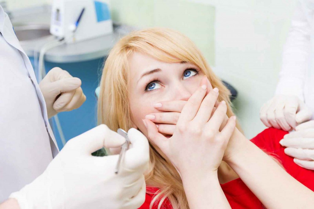 Mulher com medo de dentista
